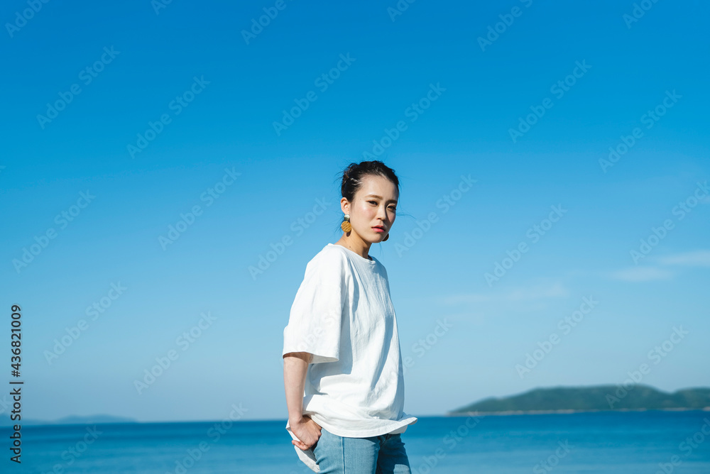 海にいる女性 海にいる女性