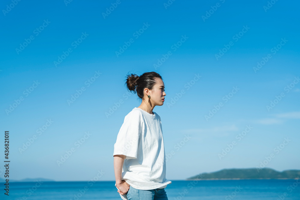 海にいる女性