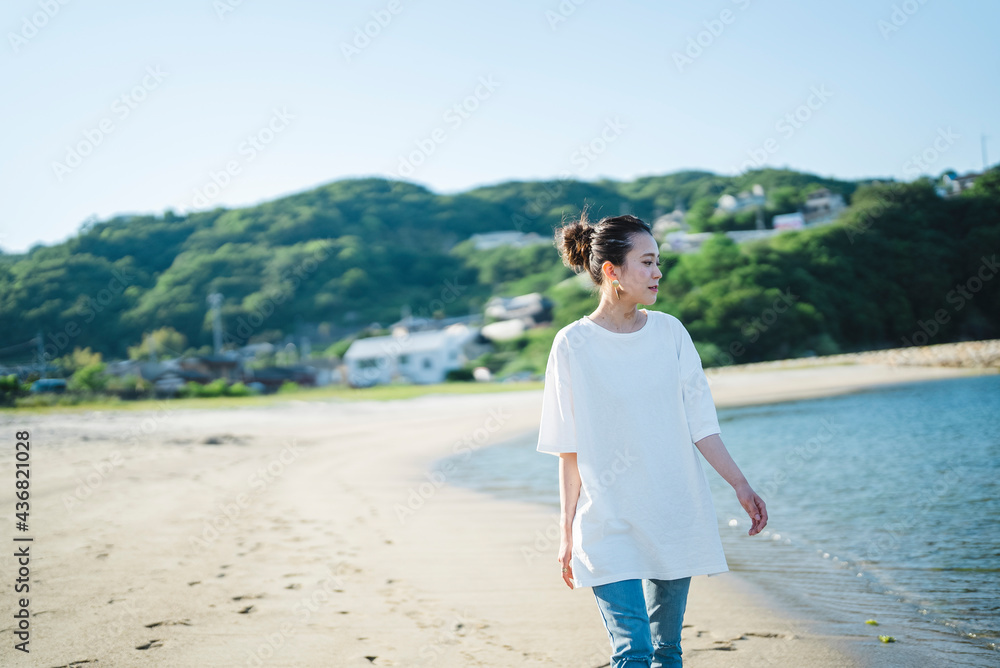 海にいる女性