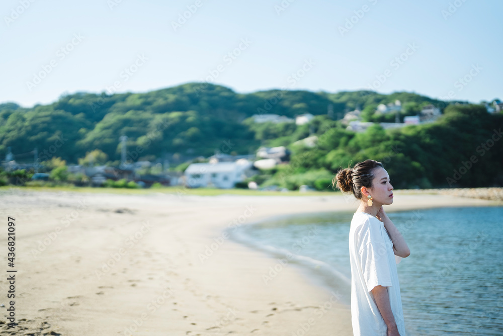 海にいる女性 海にいる女性