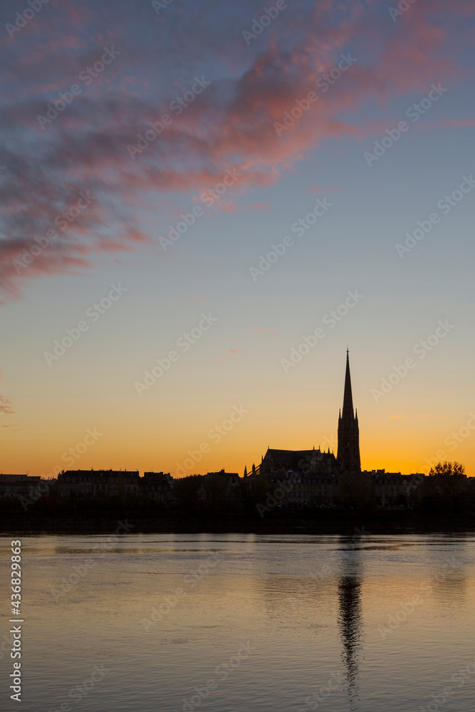 Coucher de soleil sur Bordeaux : vue sur la Garonne et la basilique Saint Michel