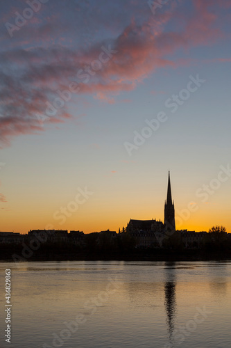 Coucher de soleil sur Bordeaux : vue sur la Garonne et la basilique Saint Michel