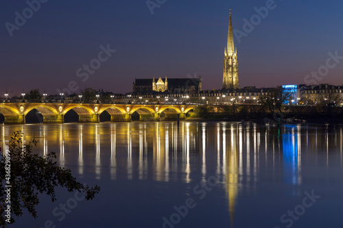 La ville de Bordeaux la nuit : le pont de Pierre, la basilique Saint Michel et la Garonne 