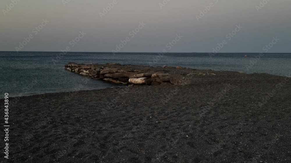 WIDOK NA ZATOKĘ MORSKĄ. SKALISTY BRZEG MORZA