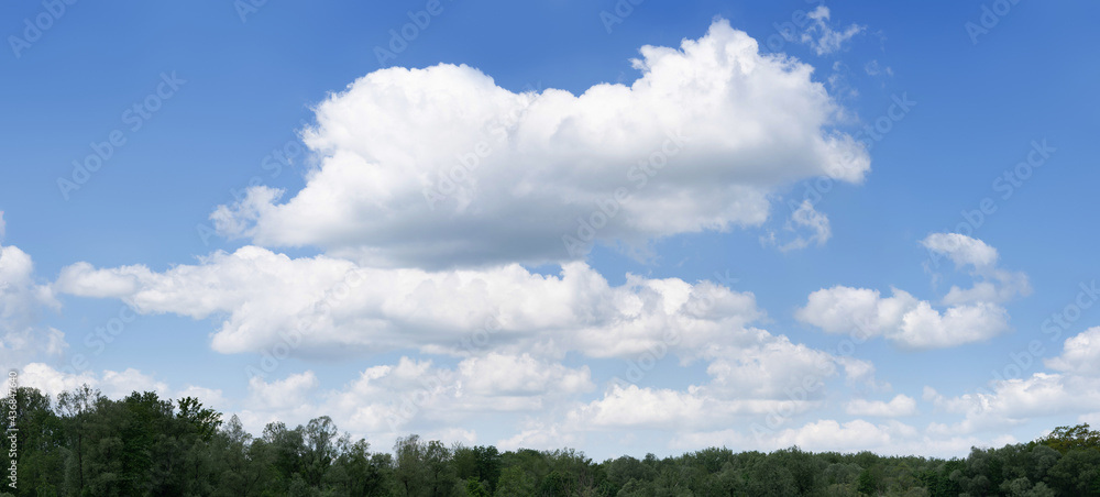 Himmel, Wolken und Waldstreifen als Panorama Himmel, Wolken und Waldstreifen als Panorama