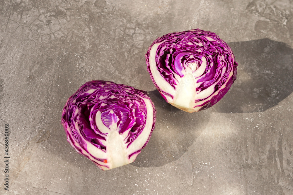 Obraz premium Two halves of red cabbage on a gray background