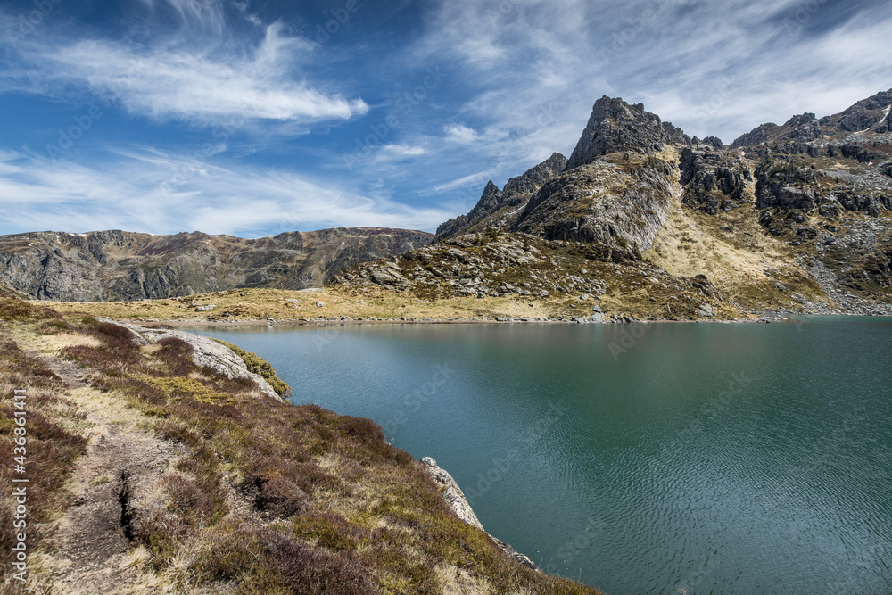 Obraz premium Etang de Peyregrand, lac des Pyrénées - Ariège - Occitanie - France