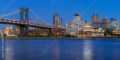 Fototapeta Brooklyn waterfront next to the Manhattan Bridge (DUMBO neighborhood - Main Street Park) at twilight with the East River