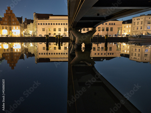 Spiegelung der BrÃ¼cke und der Musikhochschule im Wasser photo