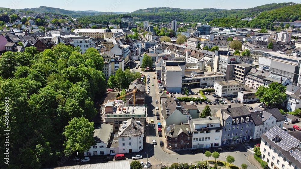 Fototapeta premium Stadtansicht Siegen mit Universität am Unteren Schloss, Kreishaus und Einkaufscenter