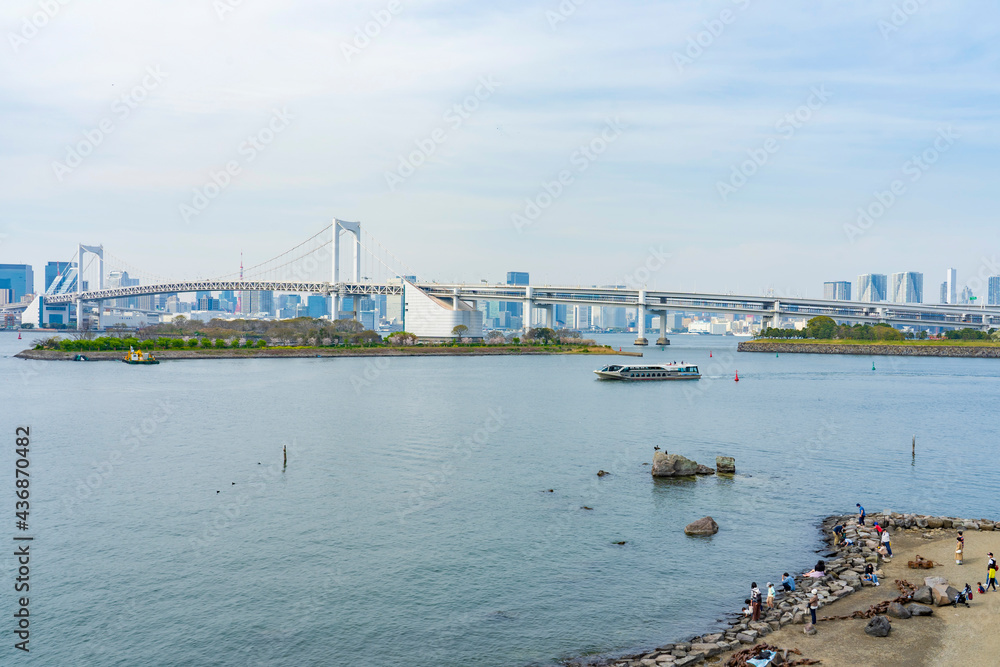 【東京都】都市風景 お台場海浜公園とレインボーブリッジ