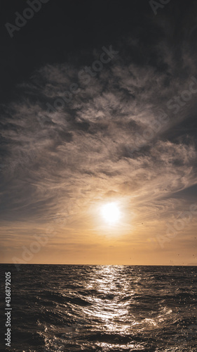 Puesta de sol en el mar. Top vistas en el mar mediterráneo.