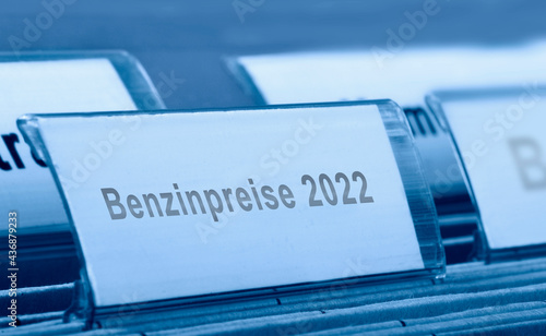 Benzinpreise und Grüne Politik - Symbolfoto photo