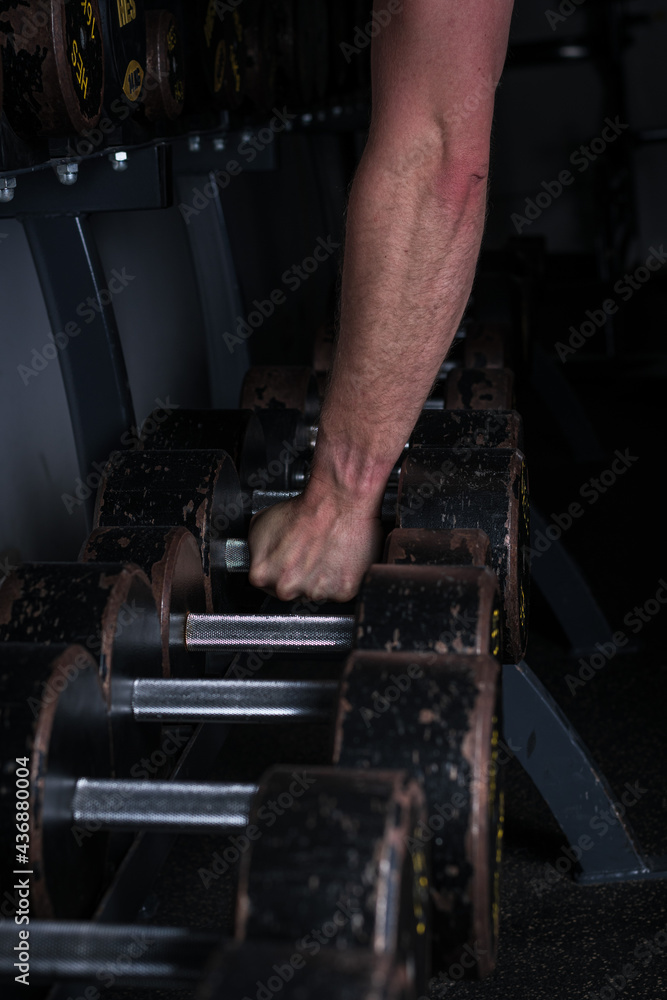 Fototapeta premium Hantle rdza dłoń męska siłownia