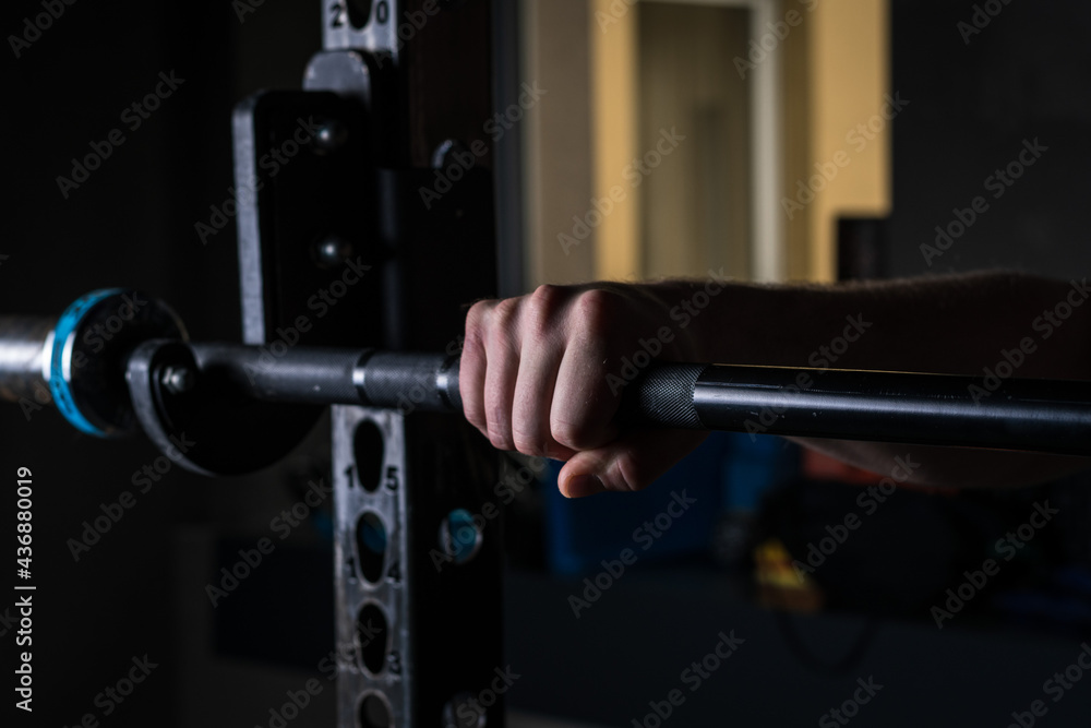 Obraz premium Dłoń sztanga siłownia gryf pięść