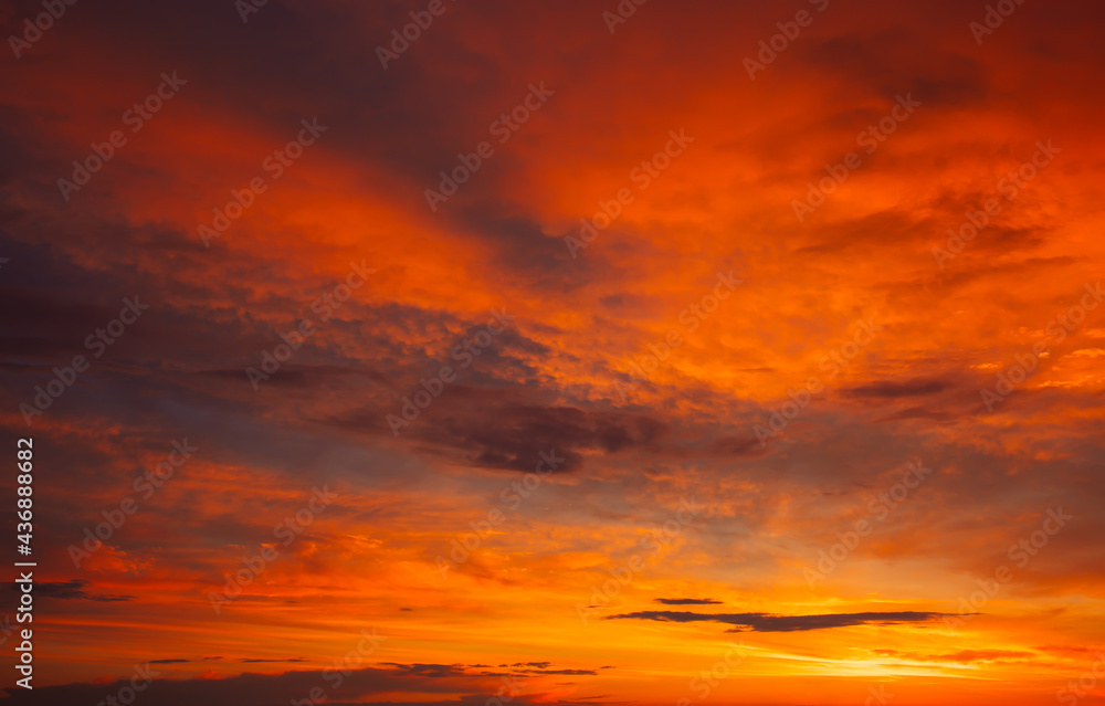Obraz premium Fantastic beautiful colorful sunrise with cloudy sky. Scenic image of dramatic light in summer weather. Picturesque photo wallpaper. Natural background. Beauty of earth.