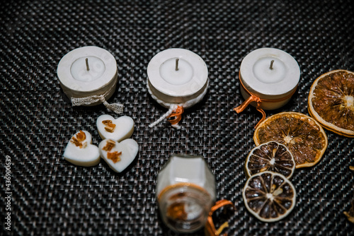 Velas aromáticas  de naranja cítrico y  lavanda, bombones de olor hecho con cera para decorar.  photo