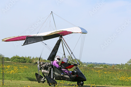 Valokuva Ultralight airplane taxiing on a grass strip