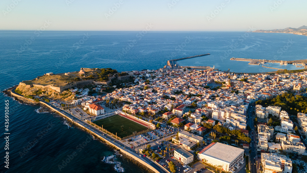 Fototapeta premium view of the city of Rethymno