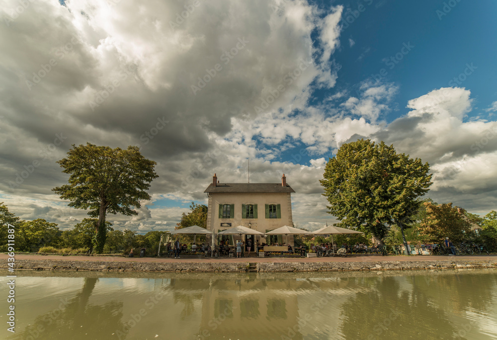 Obraz premium Maison éclusière sur le canal de Briare, Loiret, France