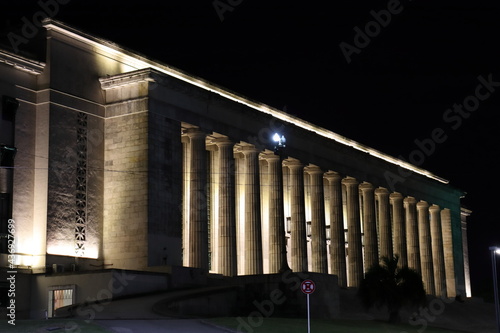 Vista exterior nocturna, de la universidad pública de  abogacía, con altas columnas. Buenos Aires, Argentina