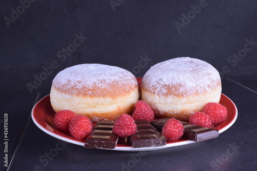 Merienda, pasteles, chocolate y frambuesas