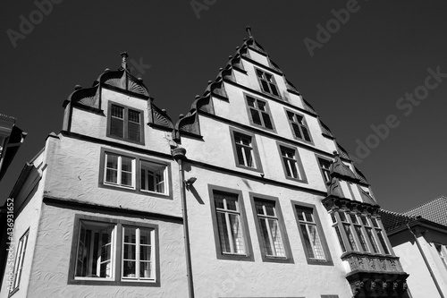 Prächtige alte Fassade mit Treppenrisalit im Sonnenschein im Sommer in der Altstadt von Lemgo bei Detmold in Ostwestfalen-Lippe, fotografiert in klassischem Schwarzweiß photo