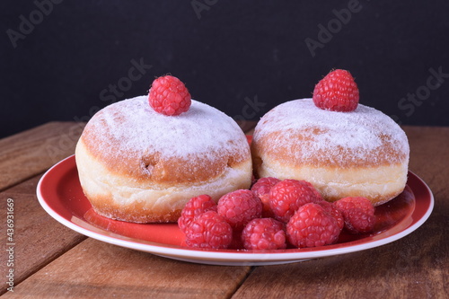 Merienda, pasteles, chocolate y frambuesas
