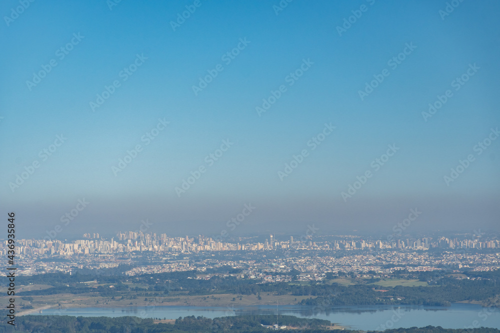 Poluição do ar em Curitiba, Paraná, Brasil, por inversão térmica no inverno deixando o céu sem nuvens cinza próximo ao solo.