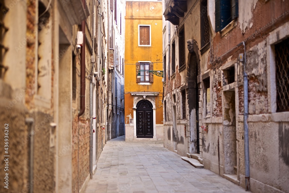 buildings in the little alleys of venice