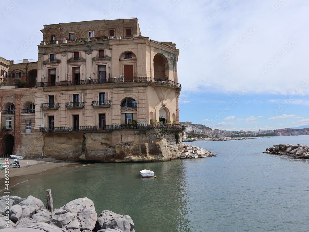 Napoli - Palazzo Donn'Anna dalla scogliera di Lido Sirena Napoli - Palazzo Donn'Anna dalla scogliera di Lido Sirena