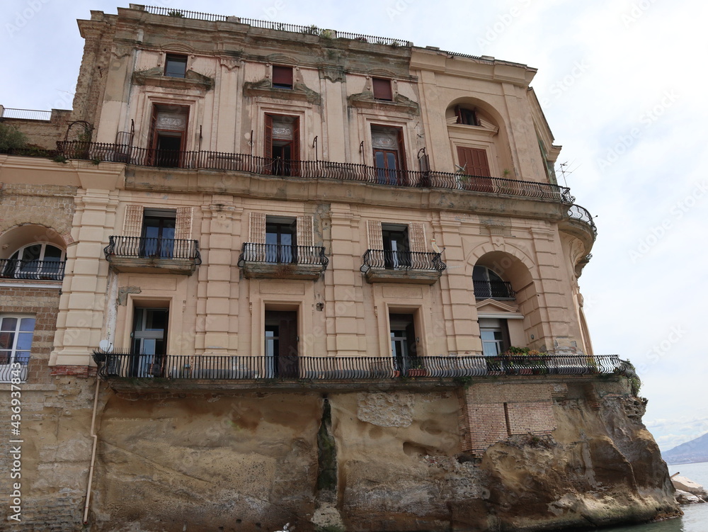 Napoli - Palazzo Donn'Anna dalla spiaggia del Lido Sirena