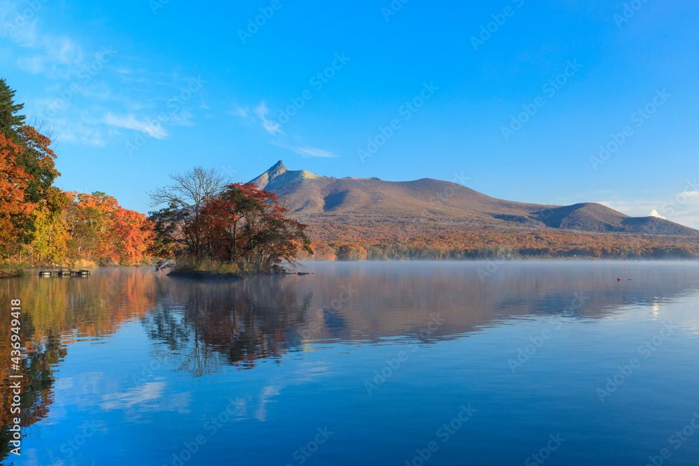 秋の大沼確定公園紅葉の大沼と北海道駒ケ岳