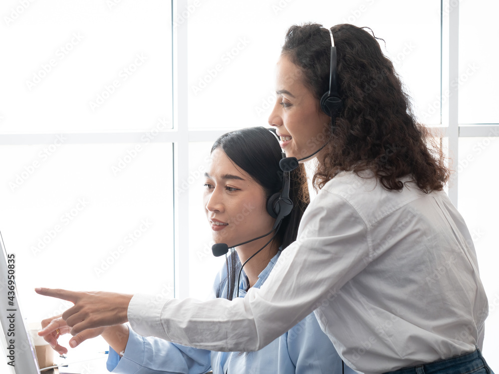The female customer service team is providing online advice and assistance to customers about the products they have purchased. The female customer service team is providing online advice and assistance to customers about the products they have purchased.
