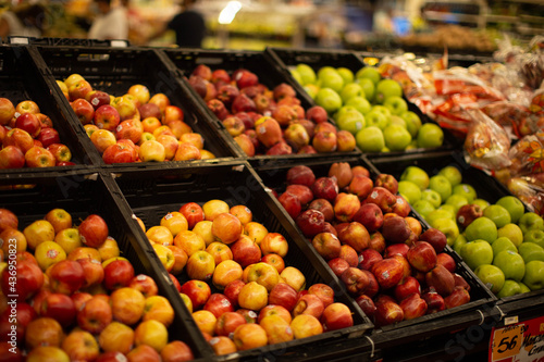 Manzana roja, verde y amarilla lista para vender en super mercado