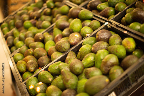 aguacate mexicano en super mercado listo para vender