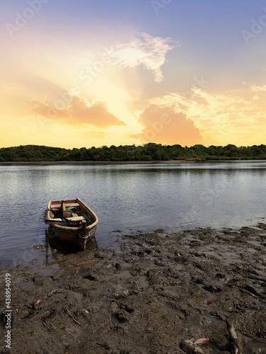 Fototapeta Naklejka Na Ścianę i Meble -  boat at sunset