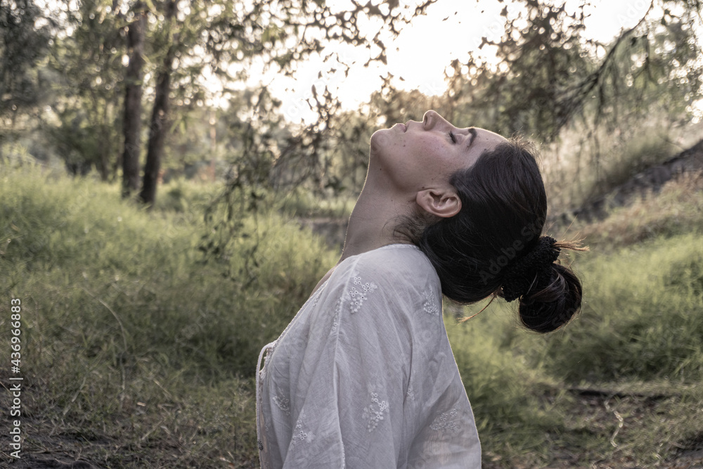 hermosa mujer haciendo yoga en el parque hermosa mujer haciendo yoga en el parque