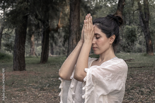 hermosa mujer haciendo yoga en el parque