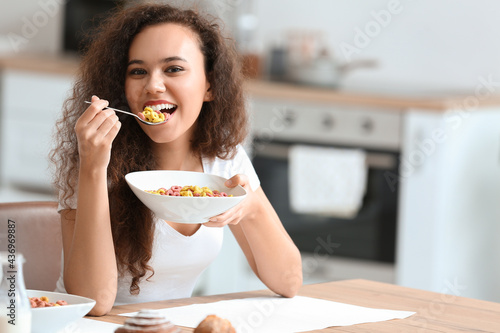 Beautiful young woman eatin...