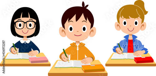 授業を受ける小学生の男女3人
