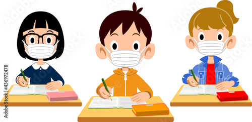 マスクをつけて授業を受ける小学生の男女3人 
