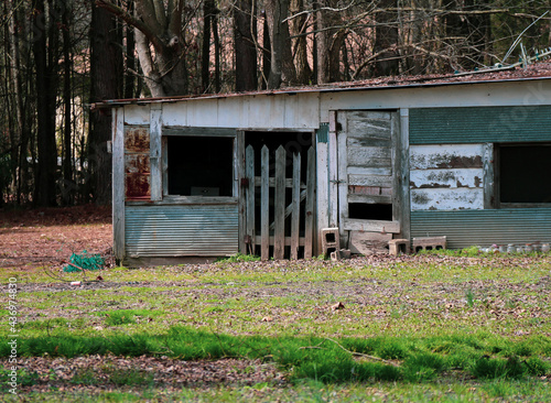 Quadro em tela old empty abandoned shed farm building made with spare parts and falling apart r