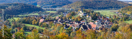 Herbstlicher Ausblick auf das idyllisch gelegene Sollnhofen im Naturpark Altmühltal 