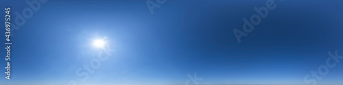 Nahtloses Panorama mit wolkenlosem Himmel - 360-Grad-Himmels-Ansicht zur Verwendung in 3D-Grafiken als Himmelskuppel oder zur Nachbearbeitung von Drohnenaufnahmen 