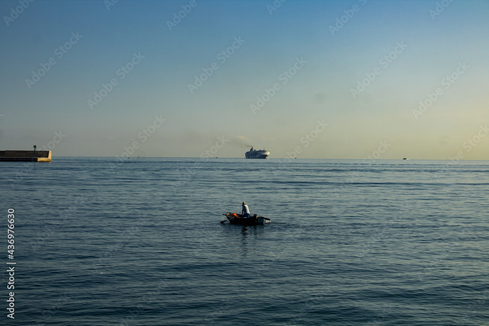 Naklejka premium Bote en el puerto de Palermo, Italia, Sicilia. 