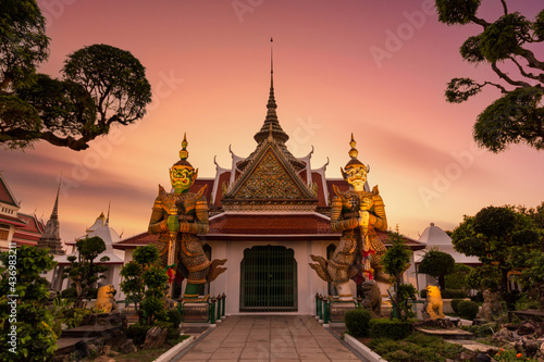 Giant in front of buddha temple (Wat Arun) in Bangkok Yai district of Bangkok, Thailand © Southtownboy Studio