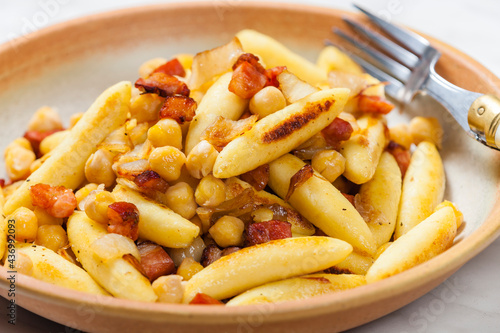 schupfnudel with bacon, onion and chick peas