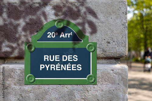 Fototapeta Naklejka Na Ścianę i Meble -  rue des pyrénées à paris