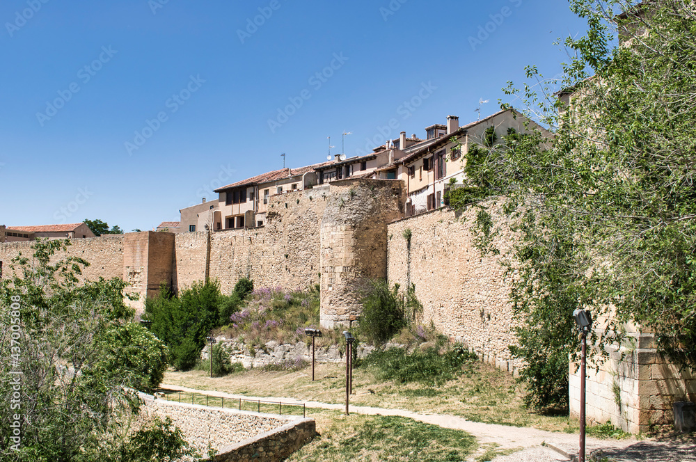 Antiguas murallas medievales en la ciudad de Segovia, España